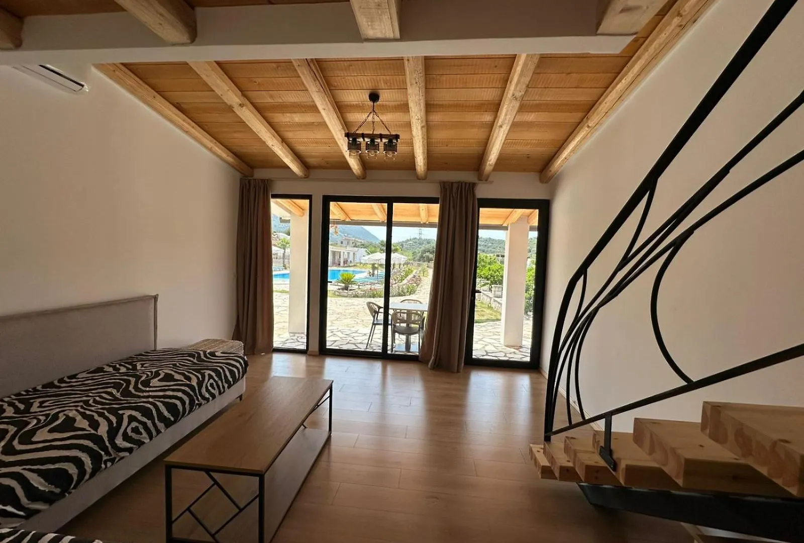 Vila Milo Himare